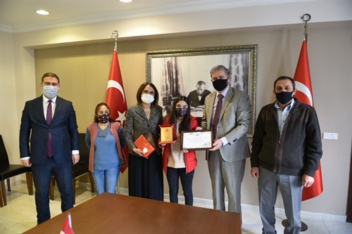 Türkiye Geneli Liseler Arası Karikatür Yarışmasında Muğla İl 1. Si olan Nebile Çakır’a Katılım Sertifikası ve Ödülü Verildi.